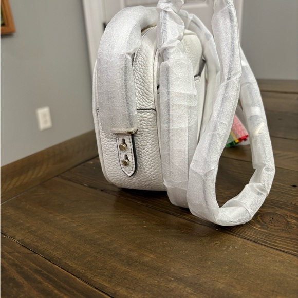 Kate Spade Kourtney Rainbow Logo Camera Bag in White Pebbled Leather NWT - Picture 6 of 8